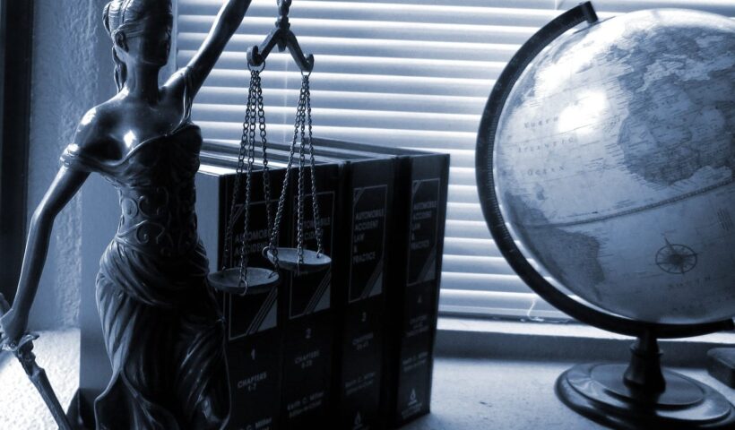 lady-justice-2388500_1280