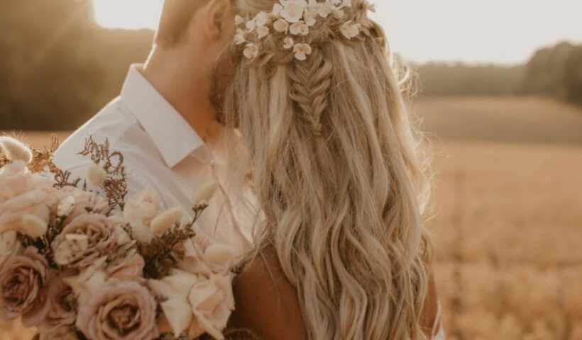 010-half-up-half-down-wedding-hairstyles-bridal-hair-by-suzy-923x1024
