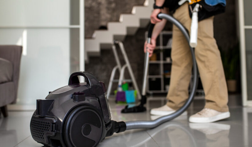 man-doing-professional-home-cleaning-service (5)