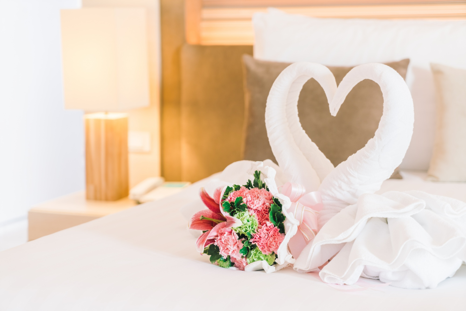 wedding-bed-beautiful-lamp-marriage