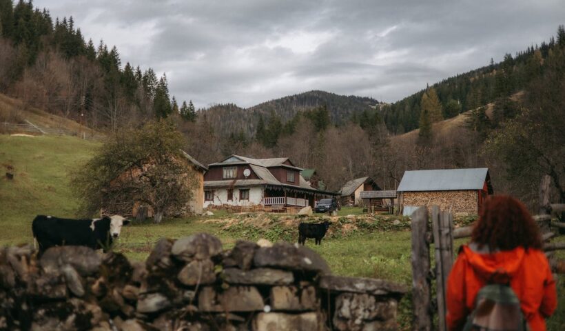 free-photo-of-farm-in-mountain-valley