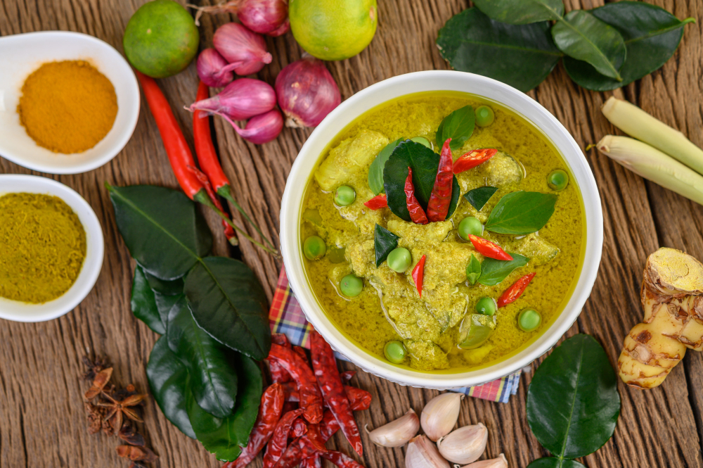 green-curry-bowl-spices-wooden-table