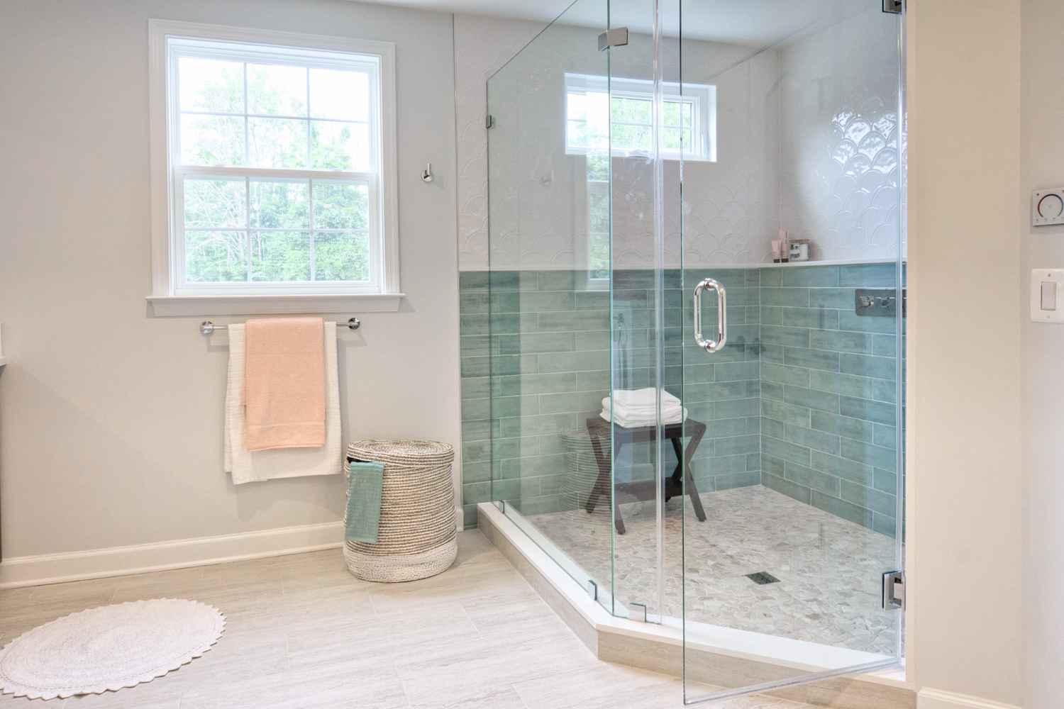 interior-modern-bathroom-with-shower-box_11zon