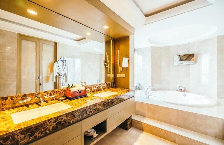 modern-bathroom-with-big-mirror_1203-1497