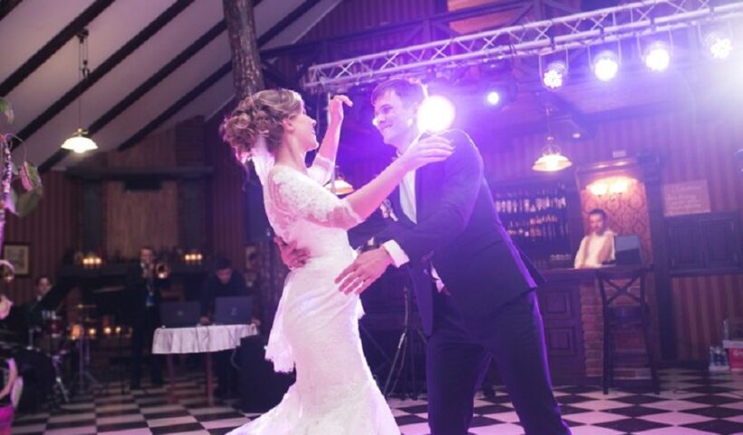 newlyweds-dancing-dance-floor_1153-1166